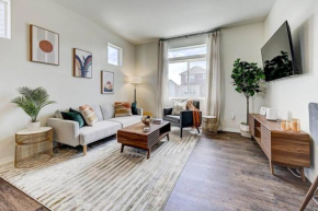 Modern Luxury, Pet-Friendly with Yard and King Bed